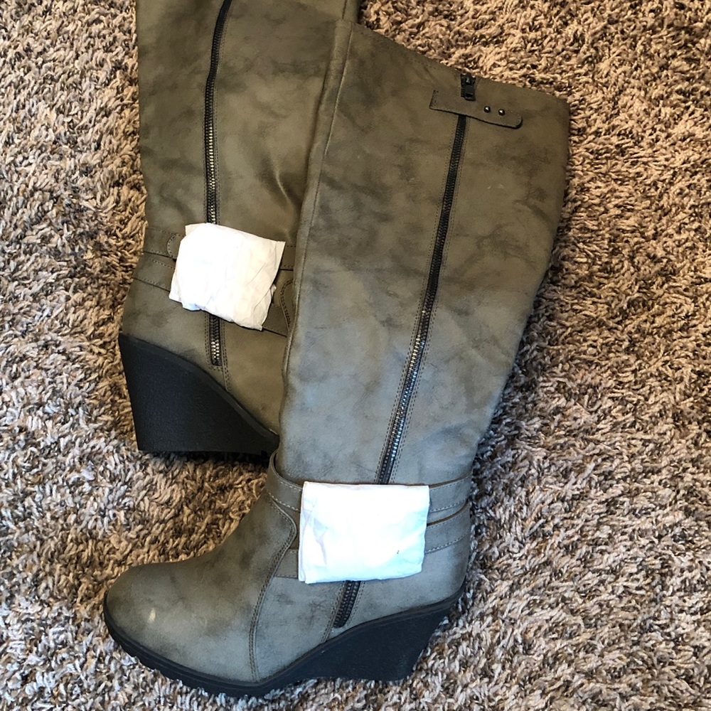 ✌️✌️Grey Knee-High wedge Heel ShoeDazzle Boots